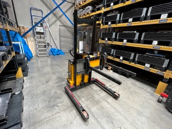 Carreffe Lift Truck with Tool Handler Pic 02